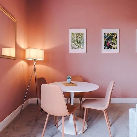 Pink Palace - Central Apartment Честер Экстерьер фото