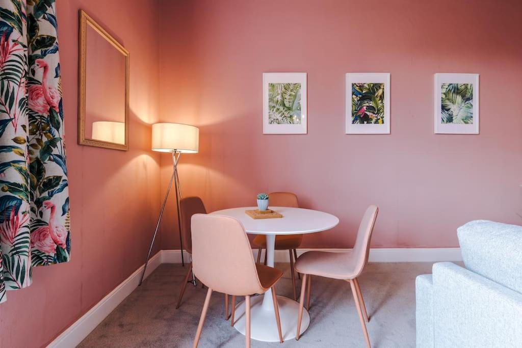 Pink Palace - Central Apartment Честер Экстерьер фото
