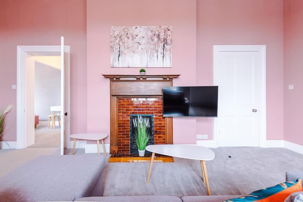 Pink Palace - Central Apartment Честер Экстерьер фото