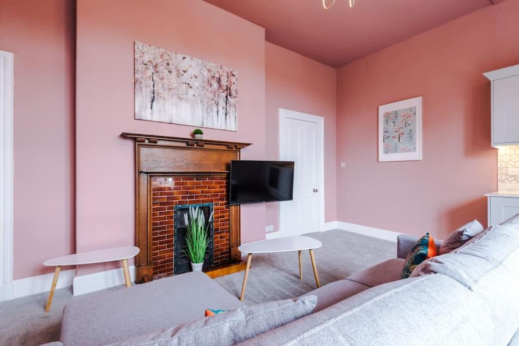Pink Palace - Central Apartment Честер Экстерьер фото