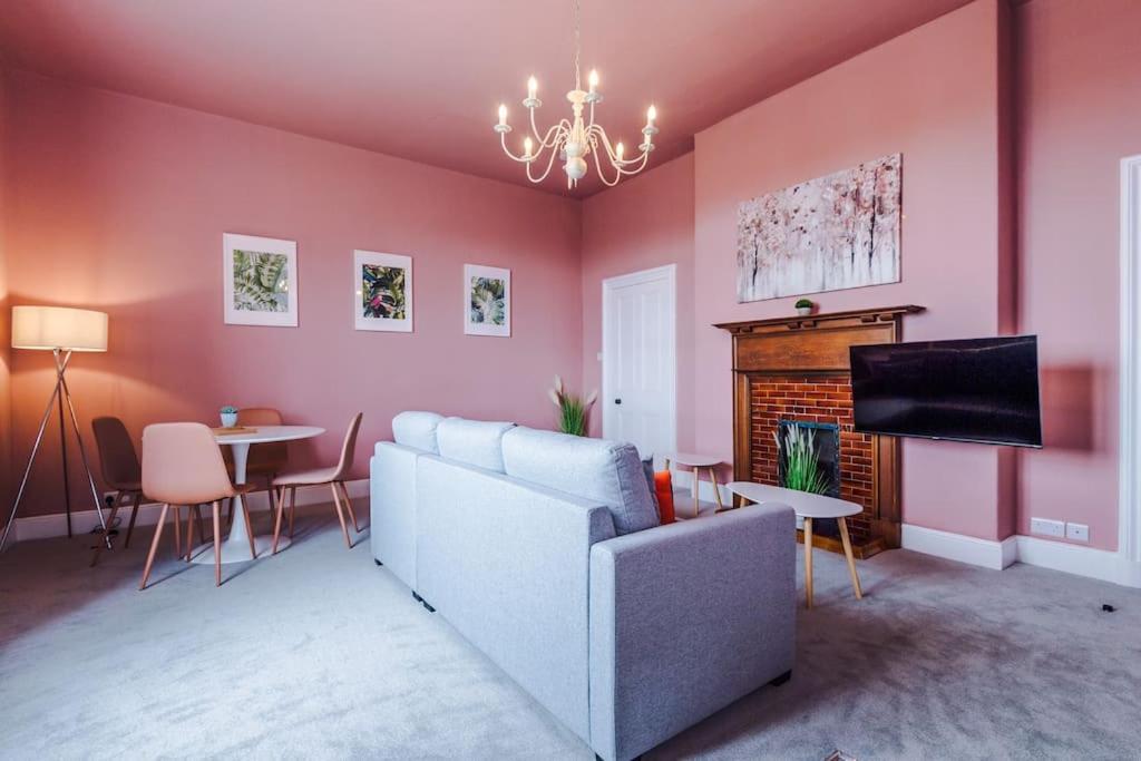 Pink Palace - Central Apartment Честер Экстерьер фото