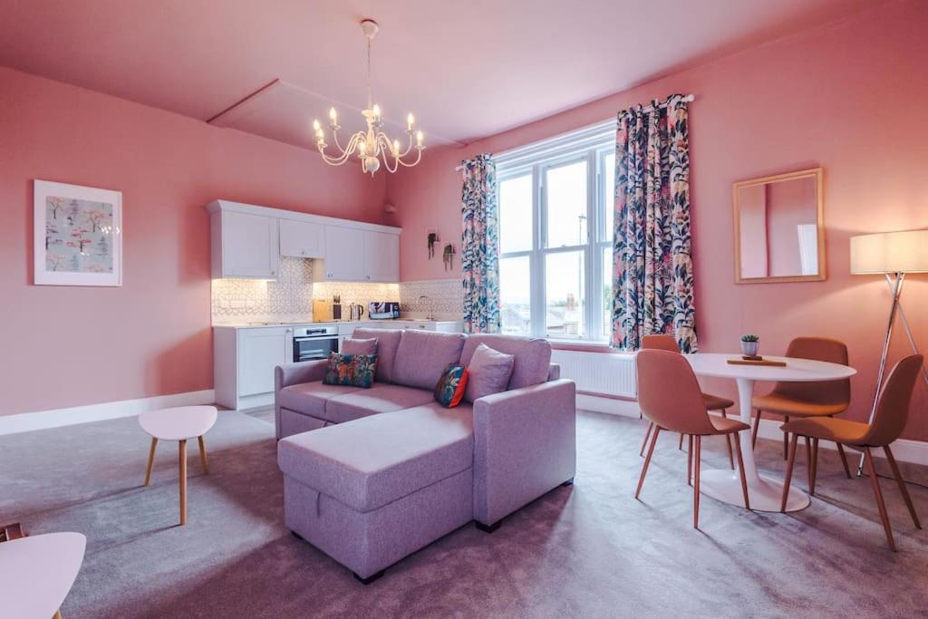 Pink Palace - Central Apartment Честер Экстерьер фото