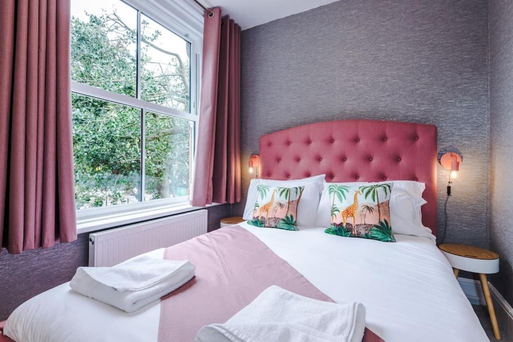 Pink Palace - Central Apartment Честер Экстерьер фото