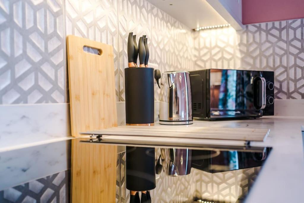 Pink Palace - Central Apartment Честер Экстерьер фото