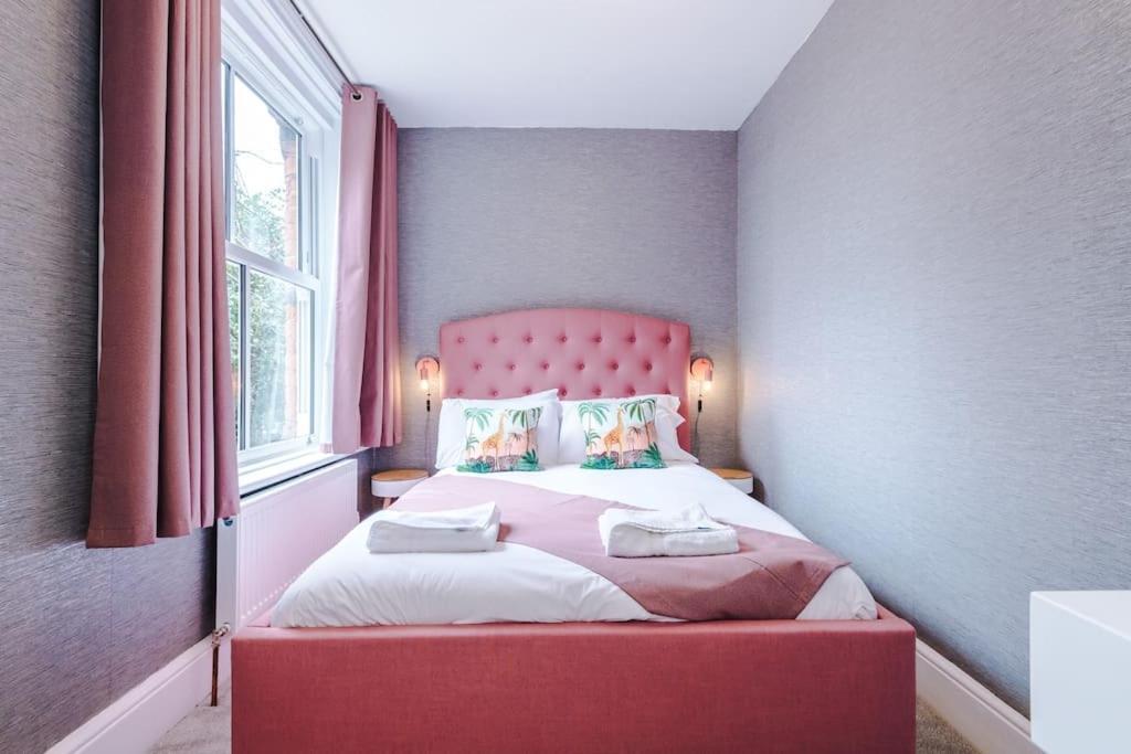 Pink Palace - Central Apartment Честер Экстерьер фото