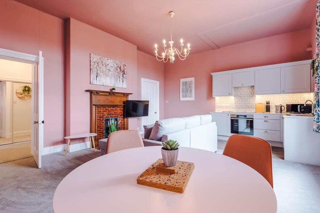 Pink Palace - Central Apartment Честер Экстерьер фото