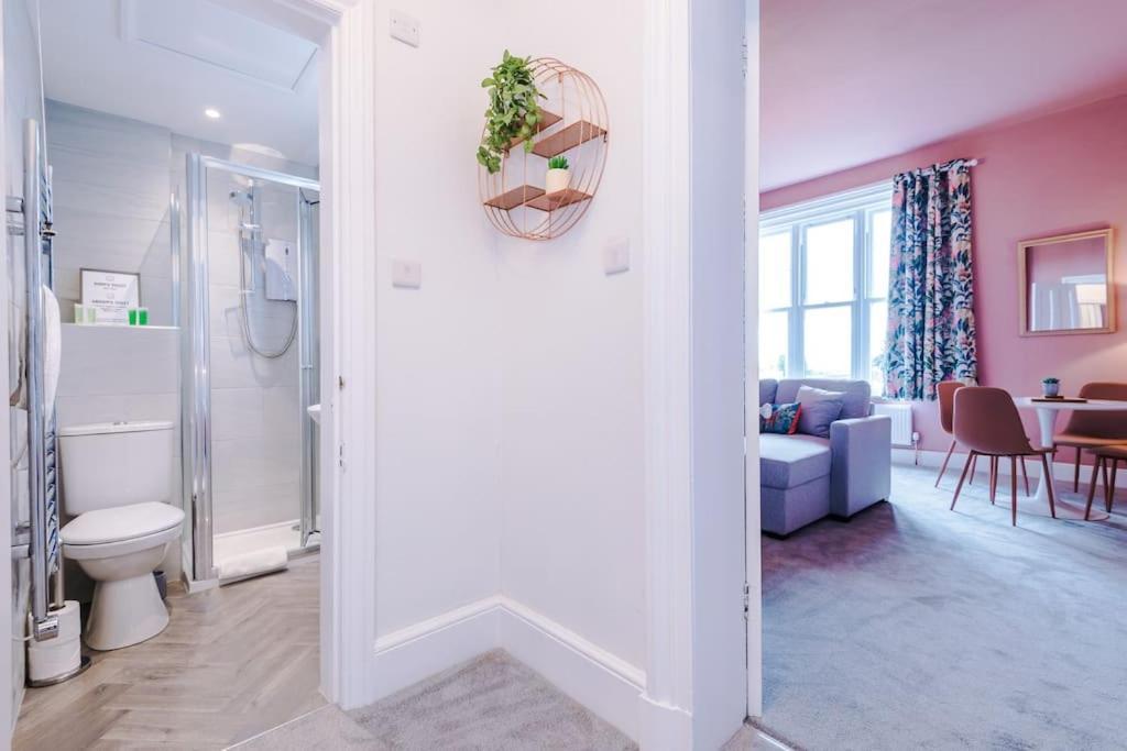 Pink Palace - Central Apartment Честер Экстерьер фото