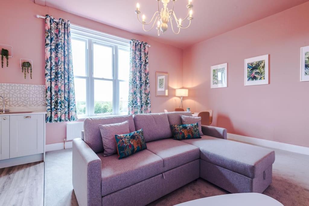 Pink Palace - Central Apartment Честер Экстерьер фото