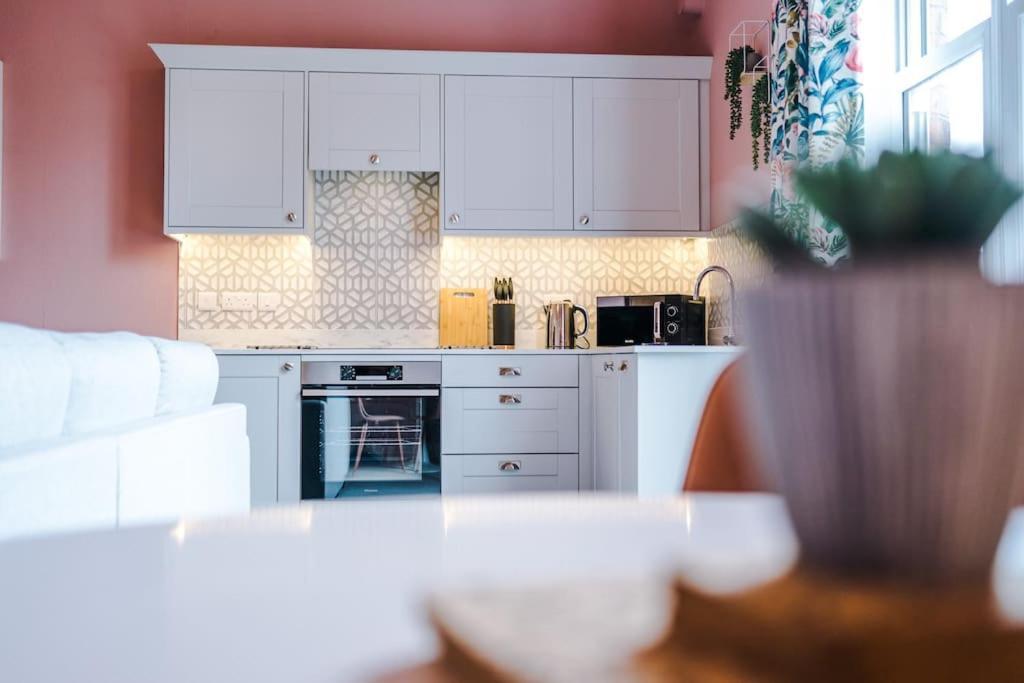 Pink Palace - Central Apartment Честер Экстерьер фото