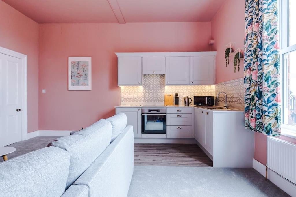 Pink Palace - Central Apartment Честер Экстерьер фото