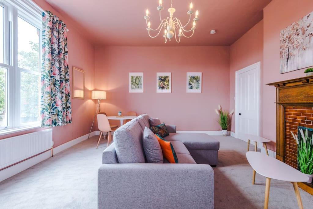 Pink Palace - Central Apartment Честер Экстерьер фото