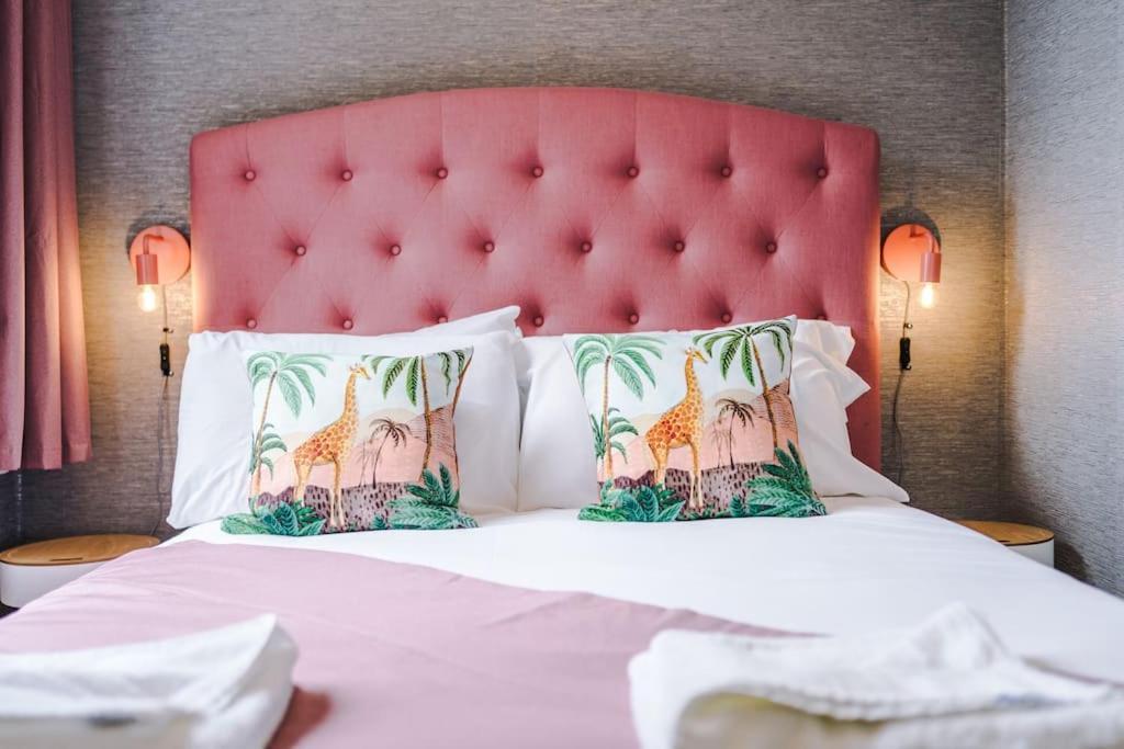 Pink Palace - Central Apartment Честер Экстерьер фото