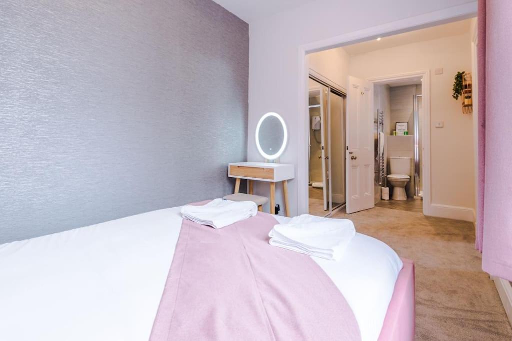 Pink Palace - Central Apartment Честер Экстерьер фото