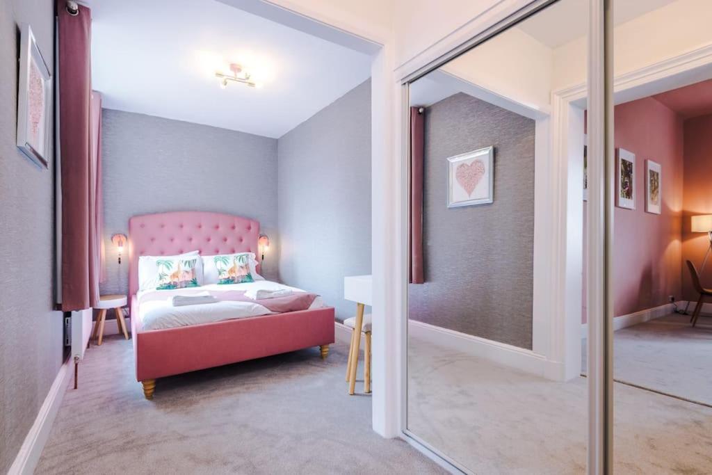 Pink Palace - Central Apartment Честер Экстерьер фото
