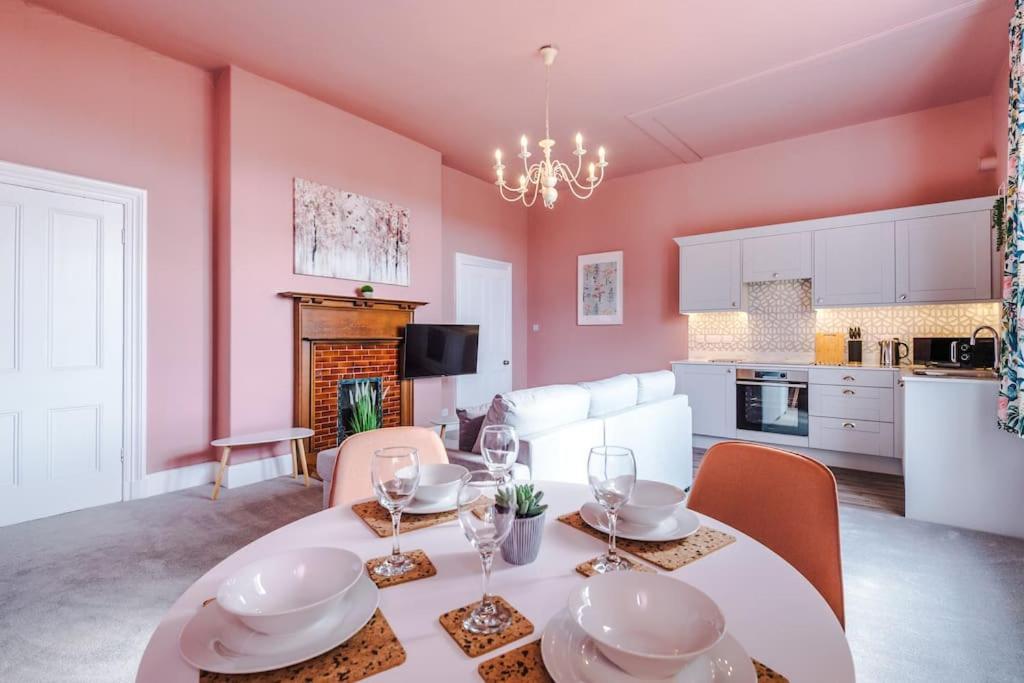 Pink Palace - Central Apartment Честер Экстерьер фото