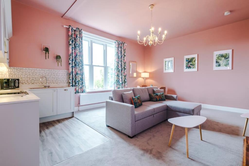 Pink Palace - Central Apartment Честер Экстерьер фото