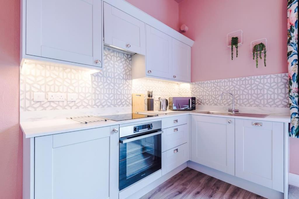 Pink Palace - Central Apartment Честер Экстерьер фото