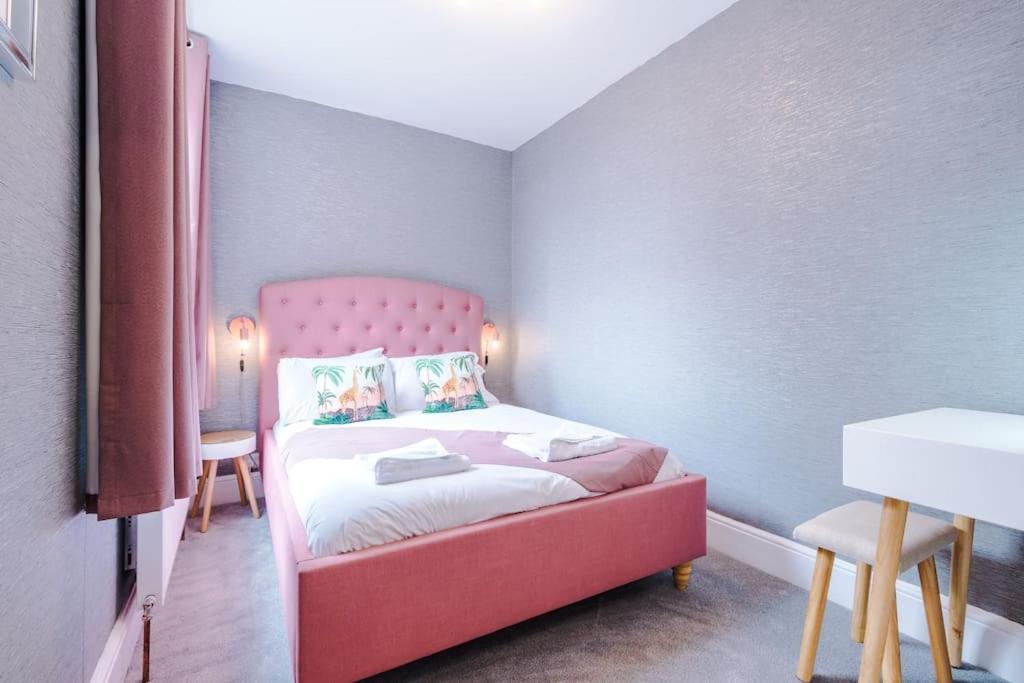 Pink Palace - Central Apartment Честер Экстерьер фото