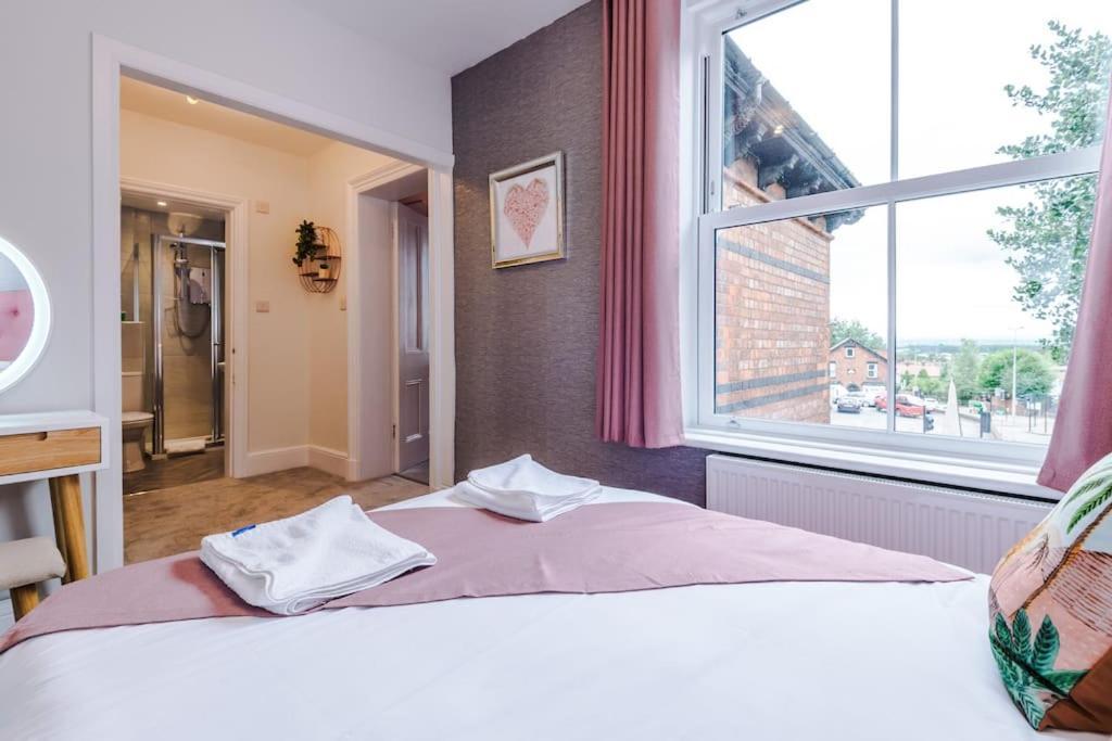 Pink Palace - Central Apartment Честер Экстерьер фото