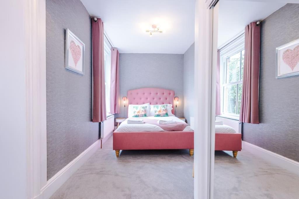 Pink Palace - Central Apartment Честер Экстерьер фото